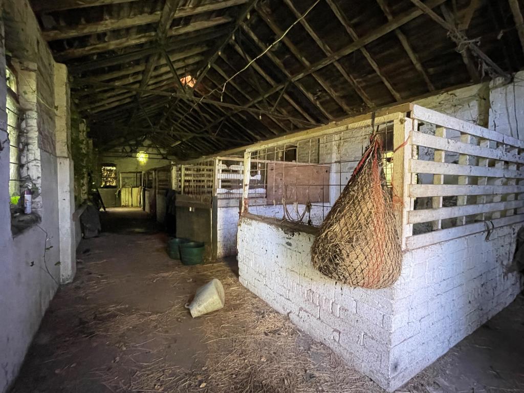 Lot: 107 - DETACHED PROPERTY IN GROUNDS OF 3.5 ACRES WITH OUTBUILDINGS, STABLES AND DILAPIDATED BARN - Stables for six horses
